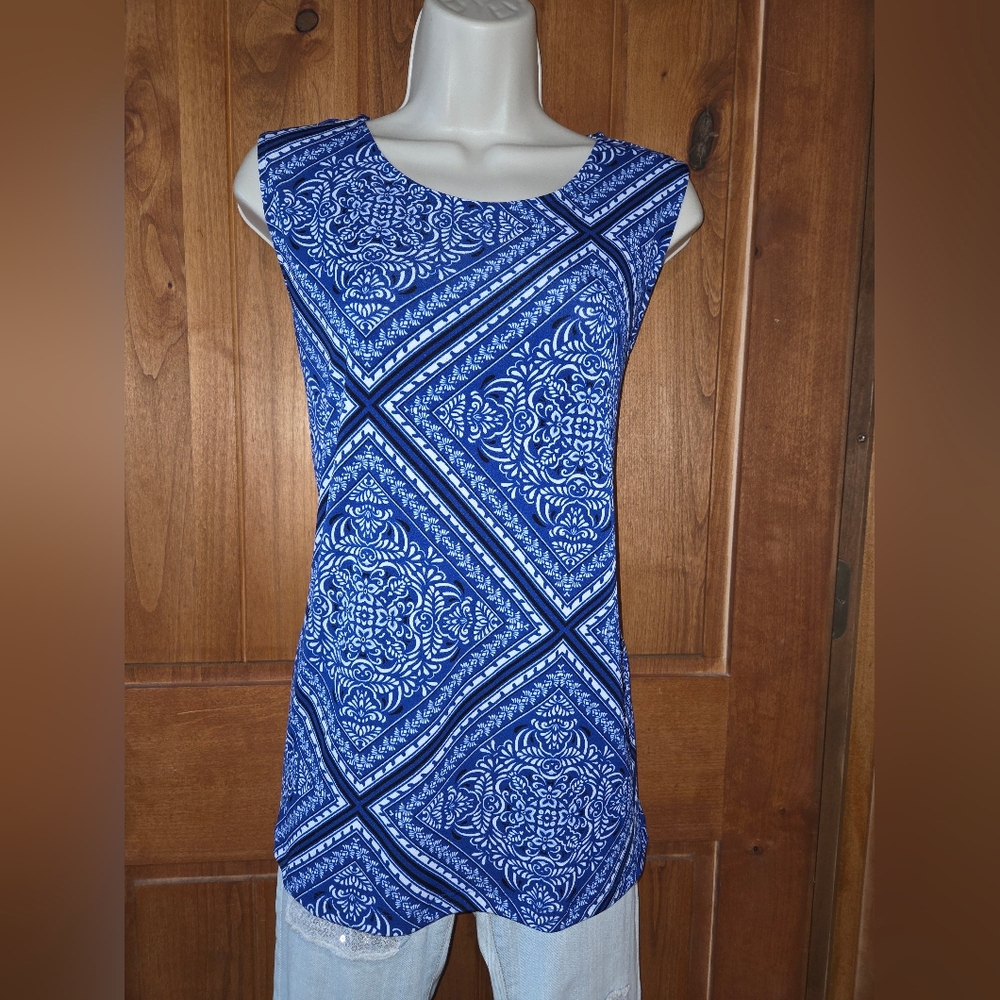Liz Claiborne Blue and White Patterned Blouse